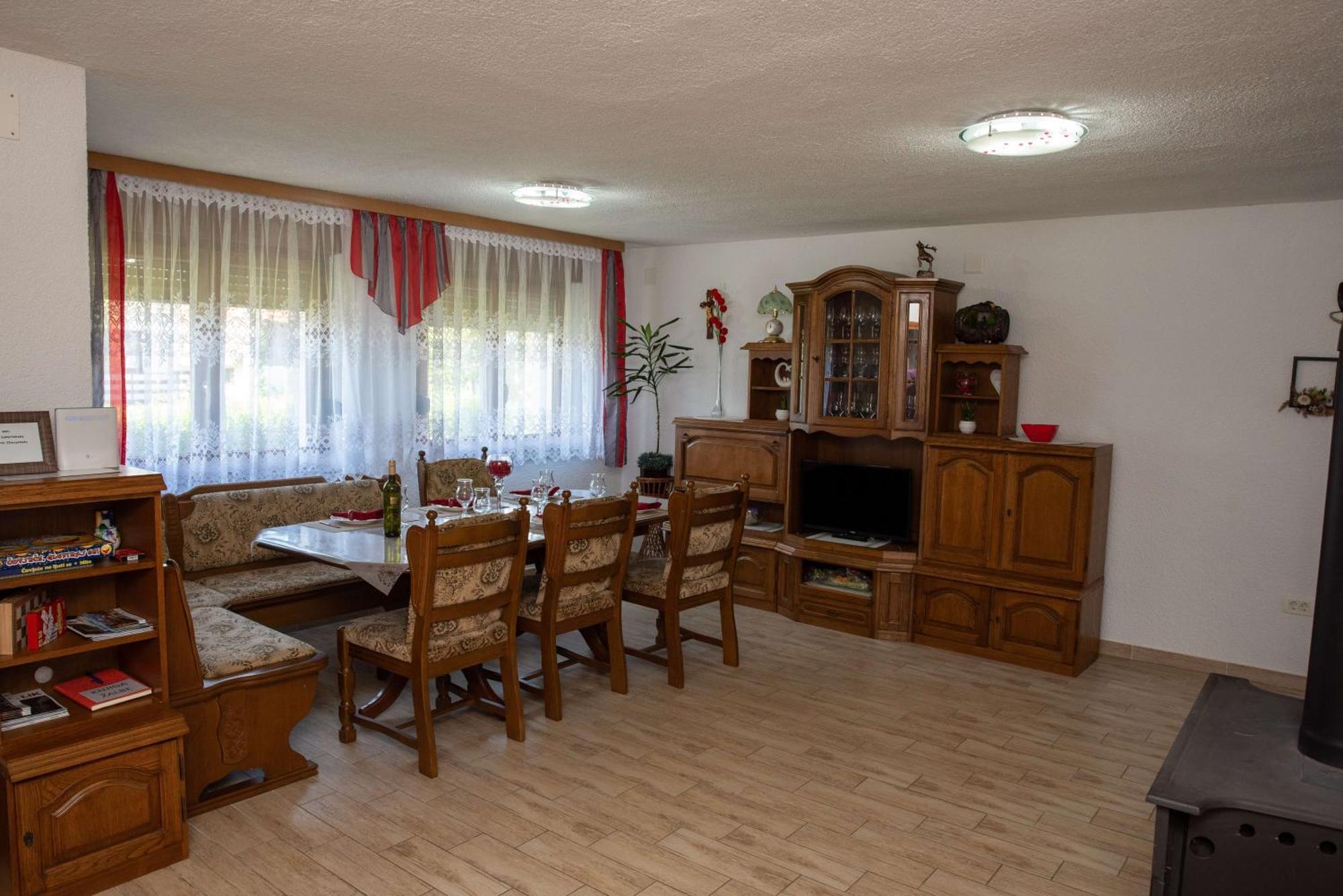 Vila Kuca Za Odmor Boki Gospić Exteriér fotografie